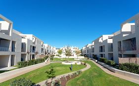 Host Wise - Luxurious & Premium Flat - Pool & Gym